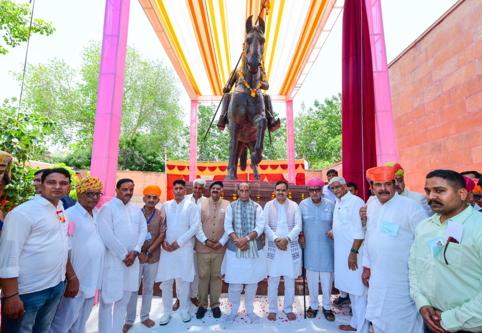 रक्षा मंत्री ने राव दूदा की प्रतिमा का अनावरण किया।