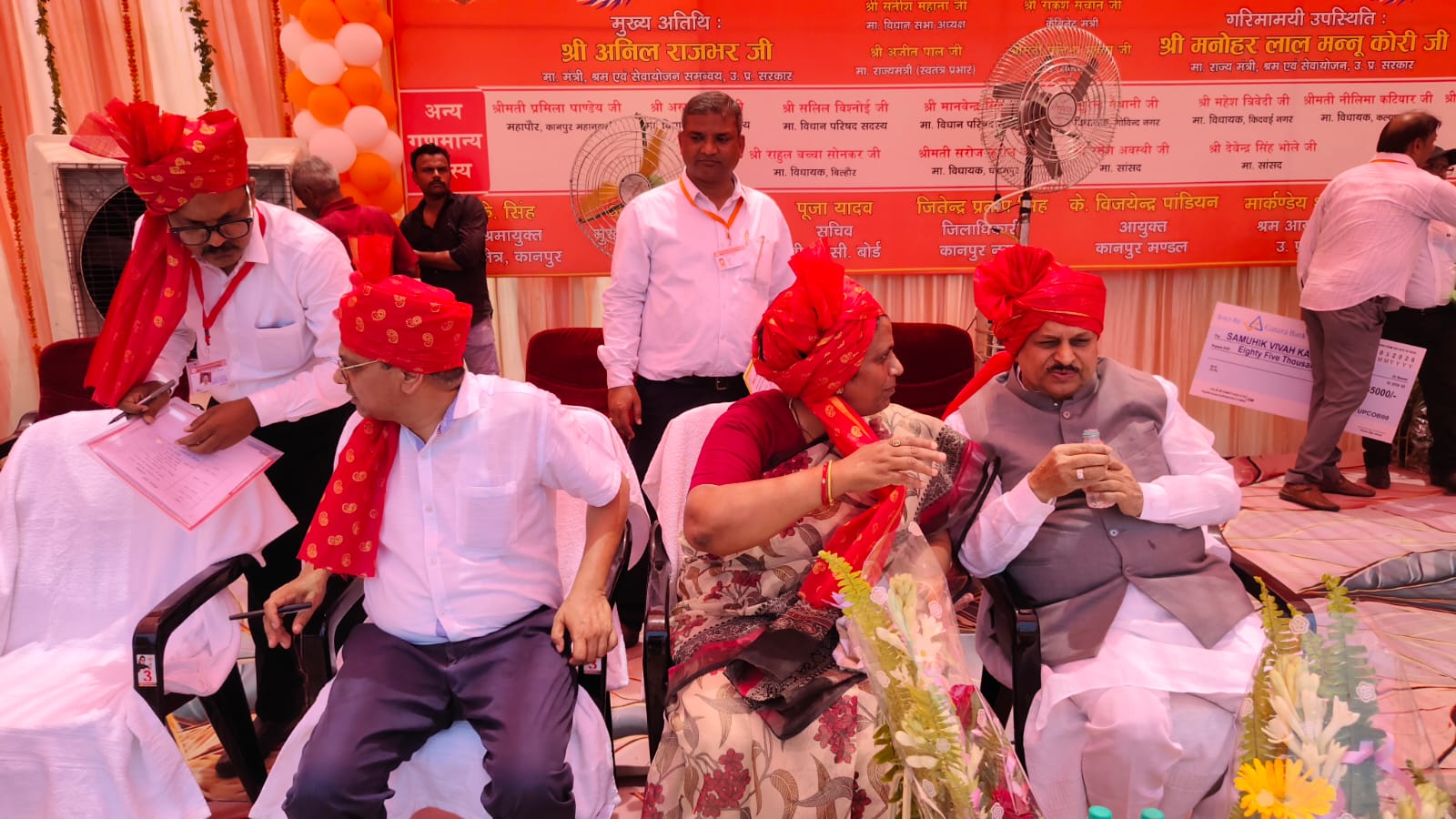 कार्य के दौरान सांसद रमेश अवस्थी व अन्य
