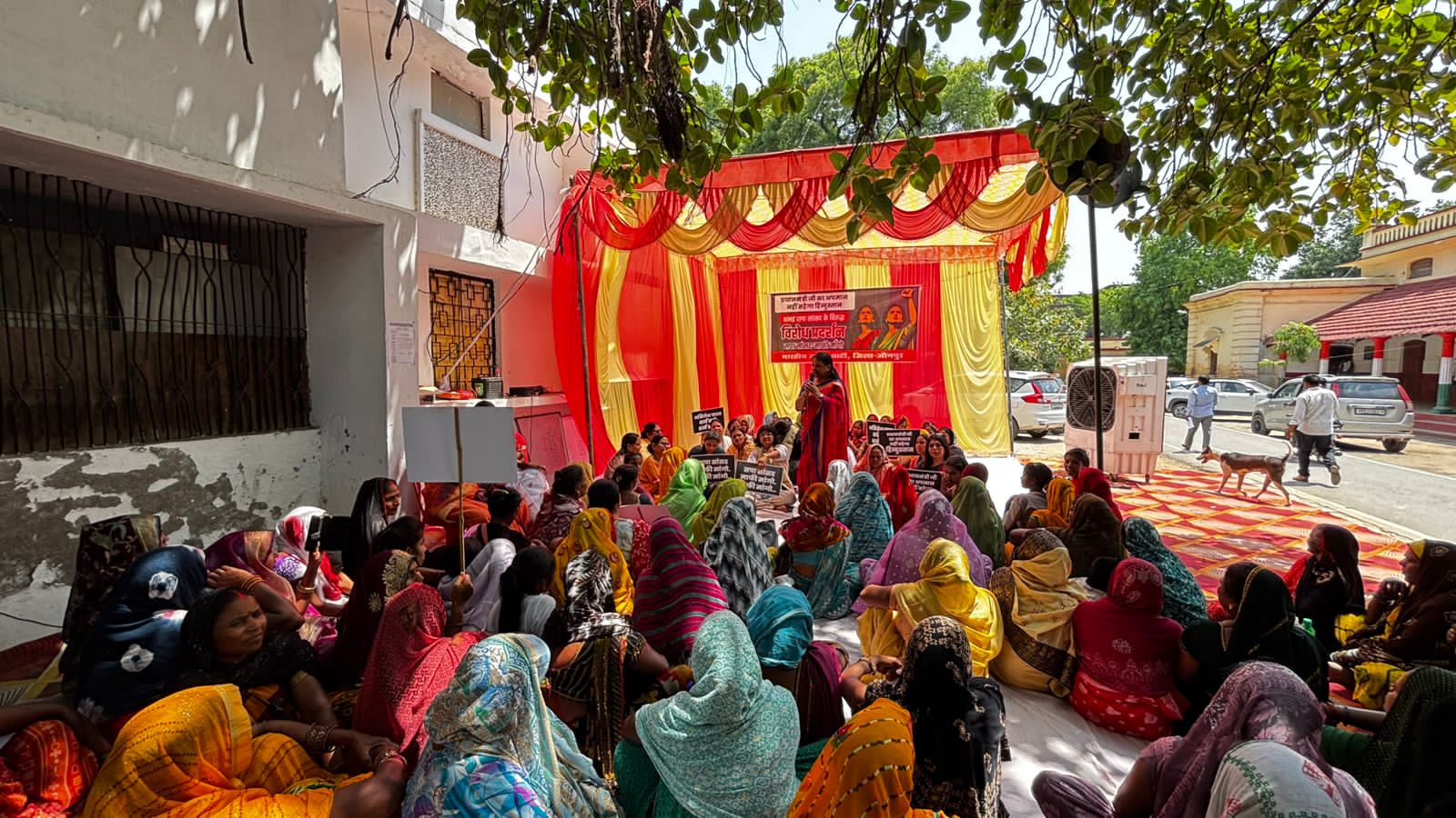 बीजेपी कार्यकर्ता प्रधानमंत्री नरेंद्र मोदी के खिलाफ  सपा सांसद द्वारा अभद्र टिप्पणी पर प्रदर्शन करते हुए