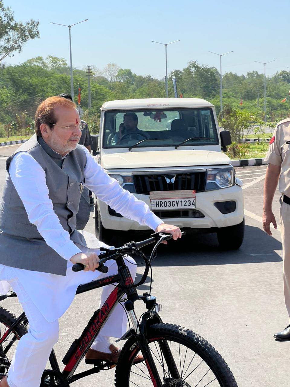 हरियाणा के कैबिनेट मंत्री अरविंद शर्मा साइकिल पर भाजपा कार्यालय जाते हुए
