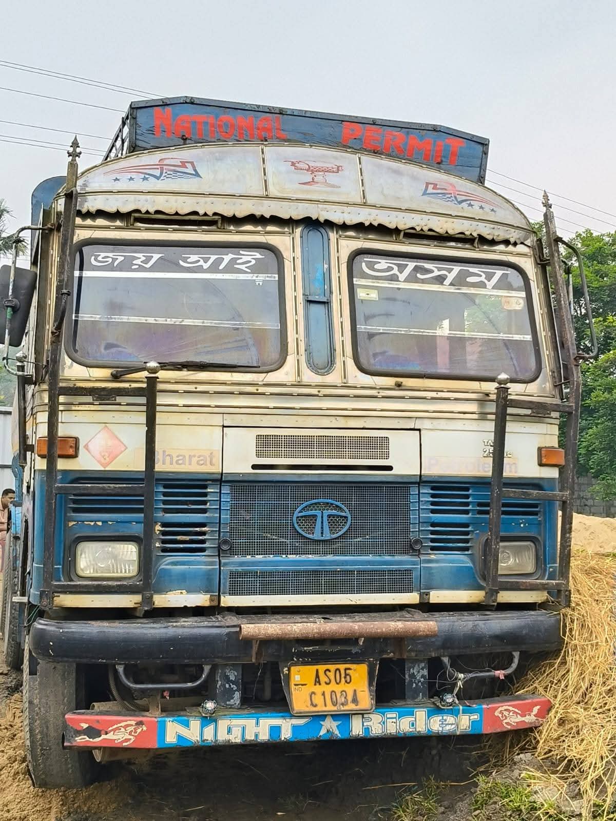 तेल टैंकर से 28 मवेशी जब्त, ती गिरफ्तार