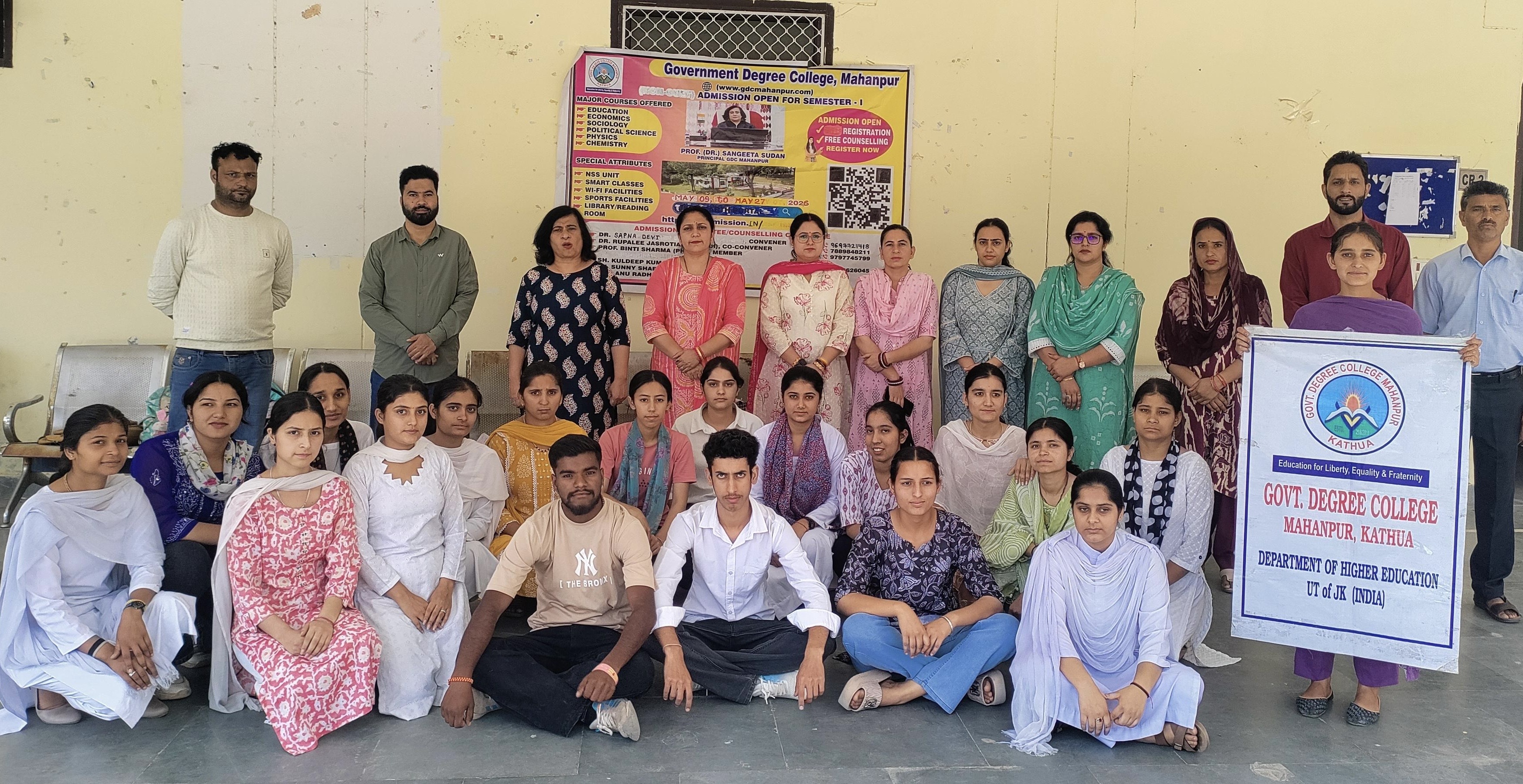 Under the Drug Free India campaign, a human chain was formed at GDC Mahanpur, where the youth pledged to give up drugs.