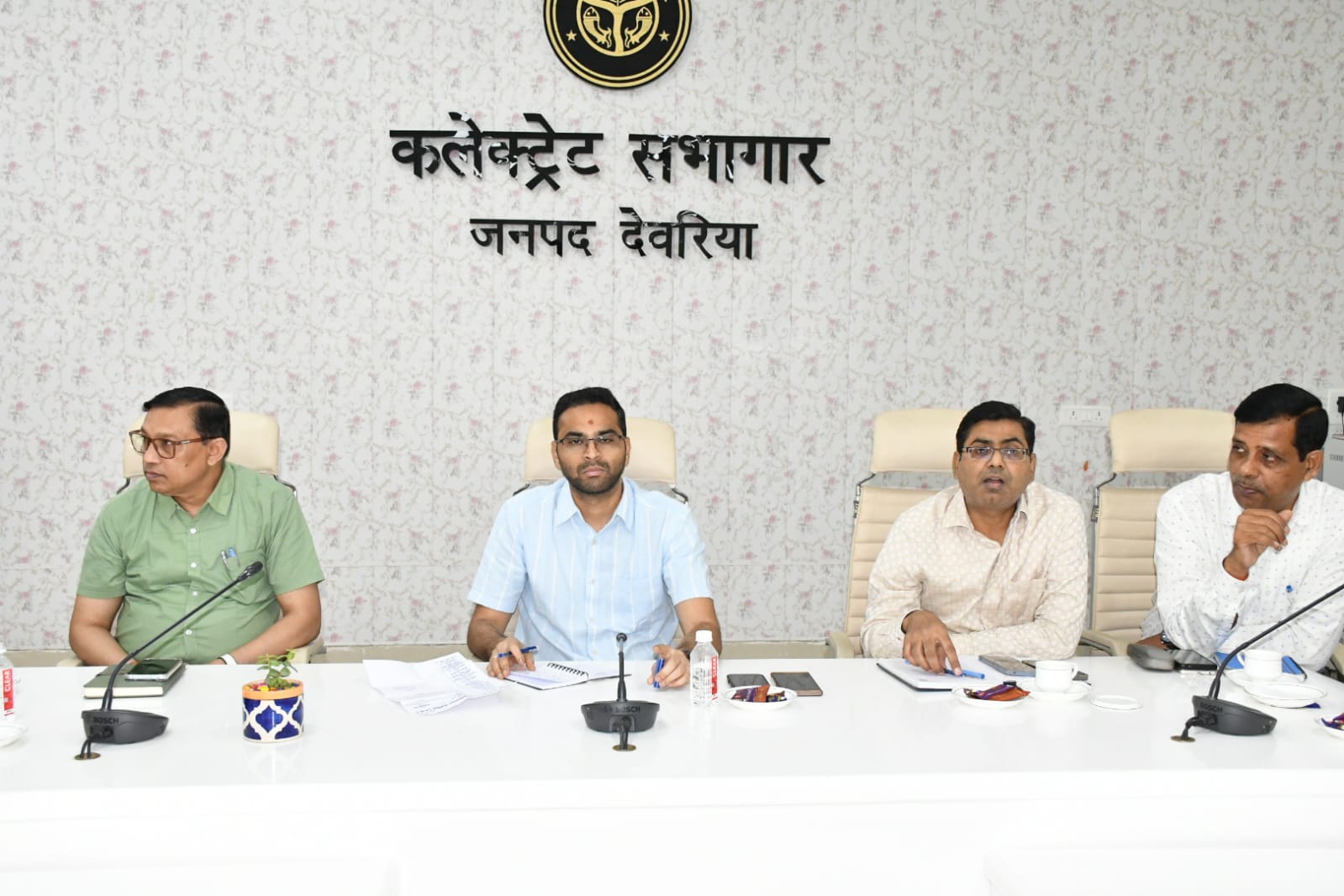 फोटो बैठक लेते जिलाधिकारी