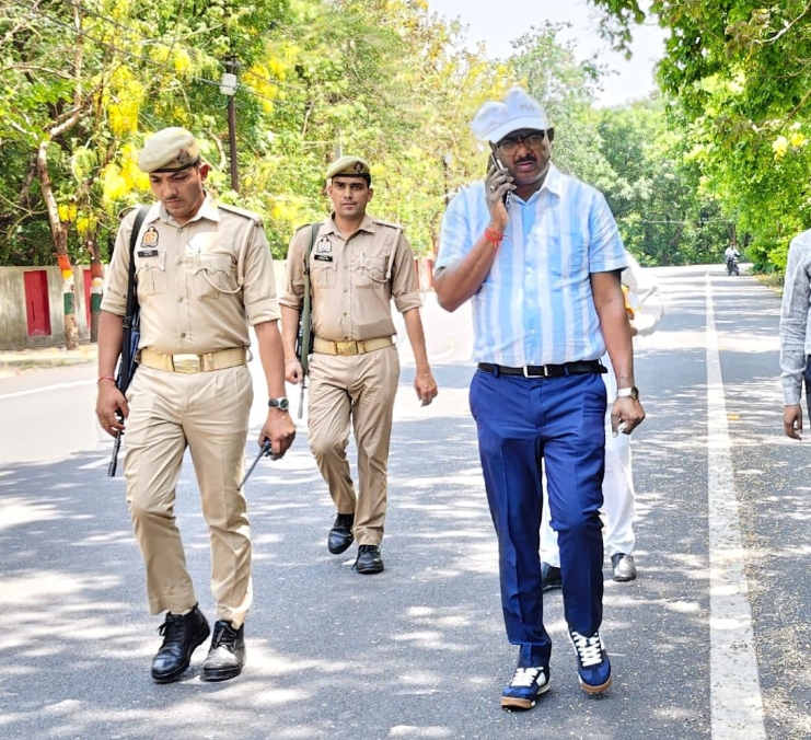 पैदल घर जाते जिलाधिकारी