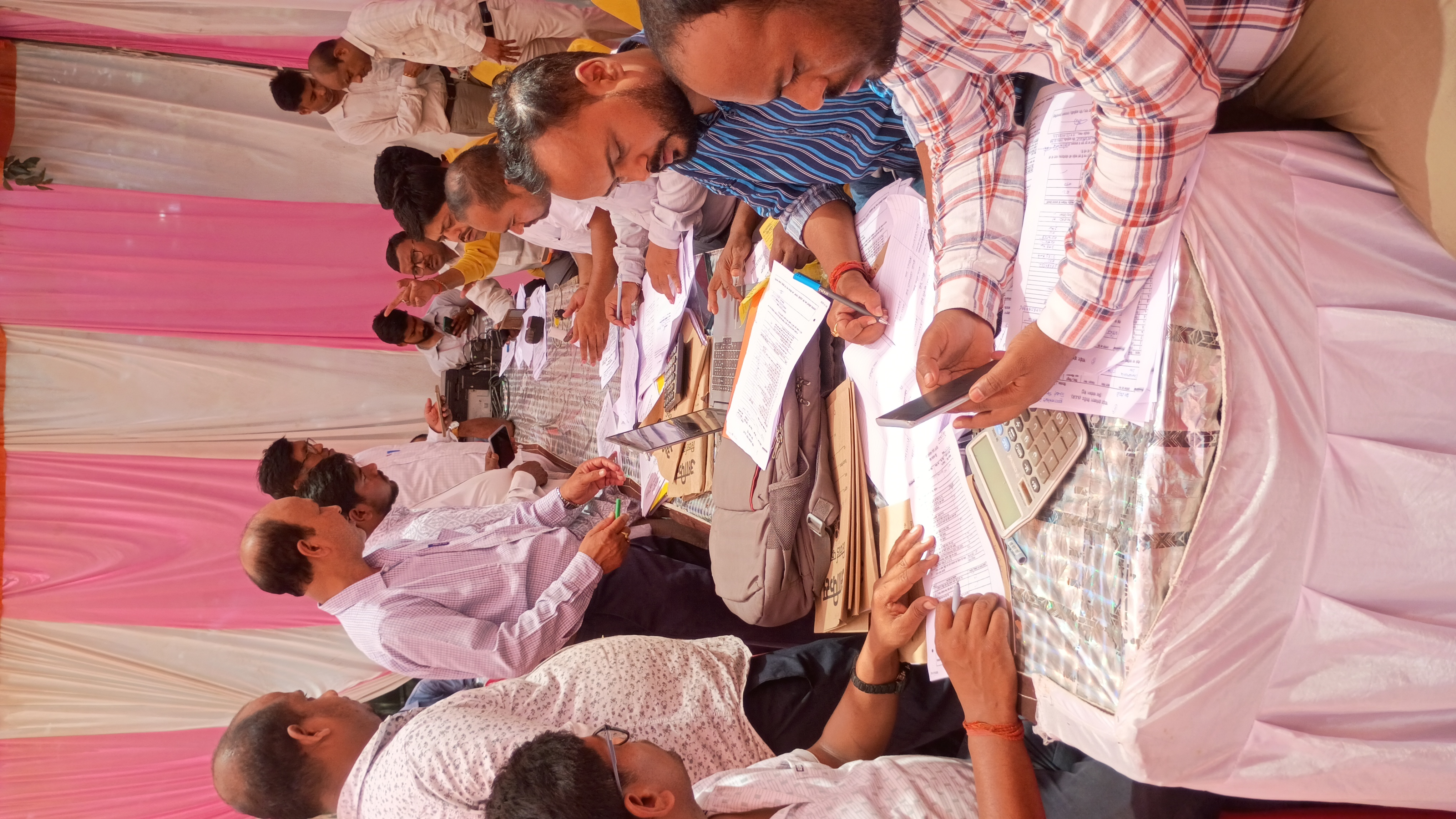 मामले का निस्तारण करते कर्मचारी बिजली विभाग