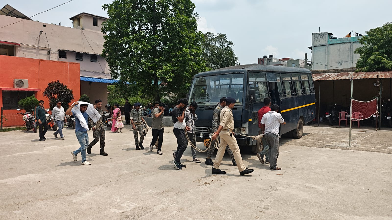जेल जाते लोग