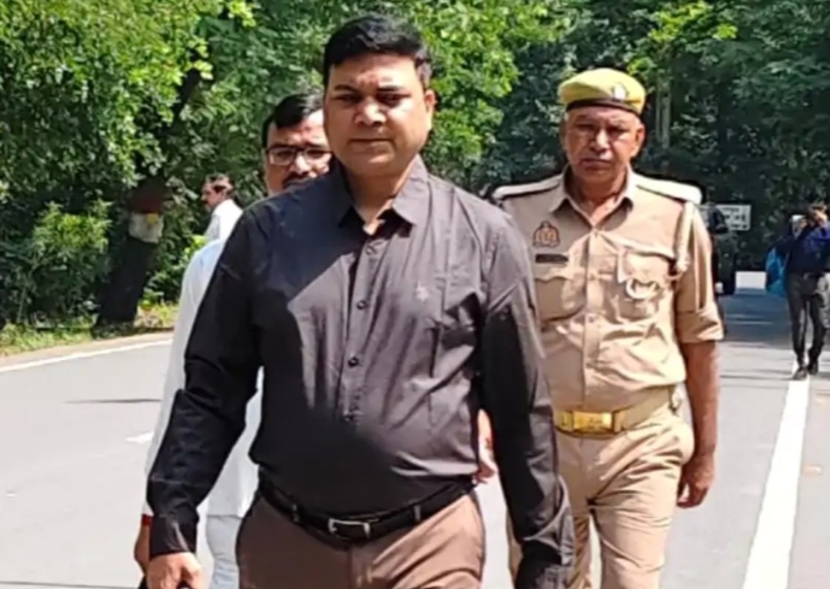 पैदल जाते सीडीओ