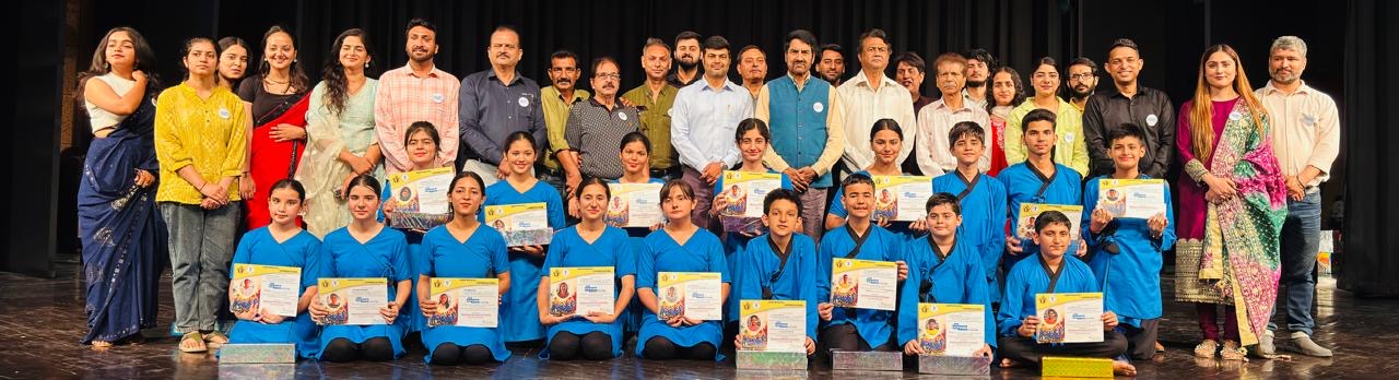 नटरंग ने मनाया 44वां स्थापना दिवस, रंगकर्मियों को किया सम्मानित