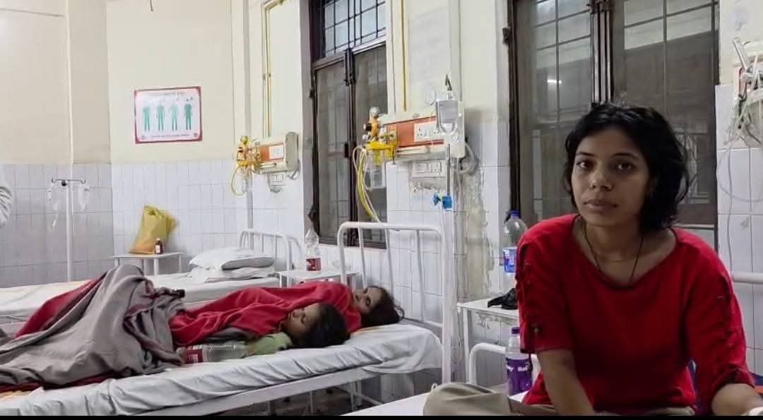 उल्टी, दस्त और सांस लेने में दिक्कत के बाद मचा हड़कंप, फूड पॉइजनिंग की आशंका