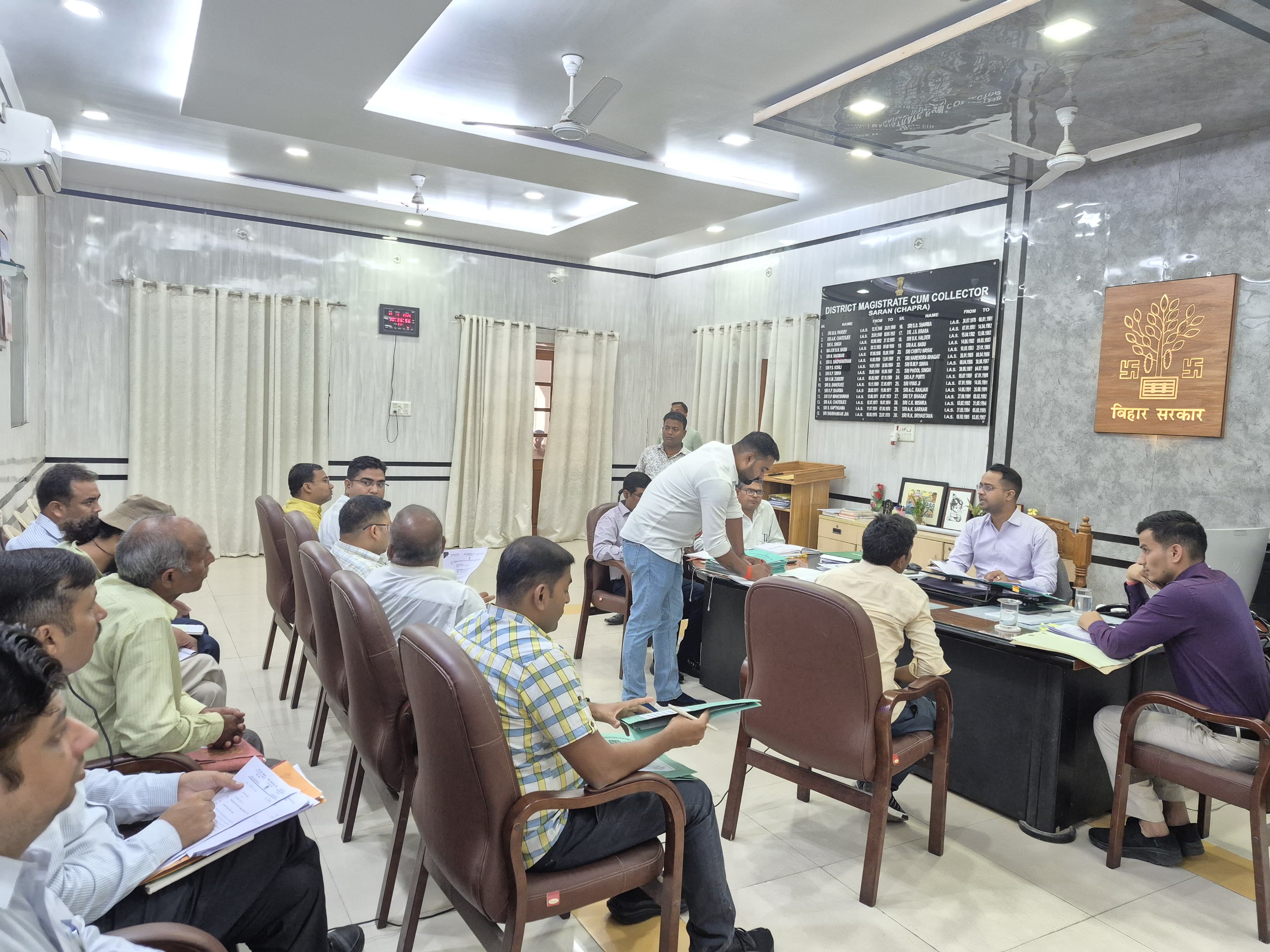 जिलाधिकारी ने लोक शिकायत के 17 मामलों का किया निवारण
