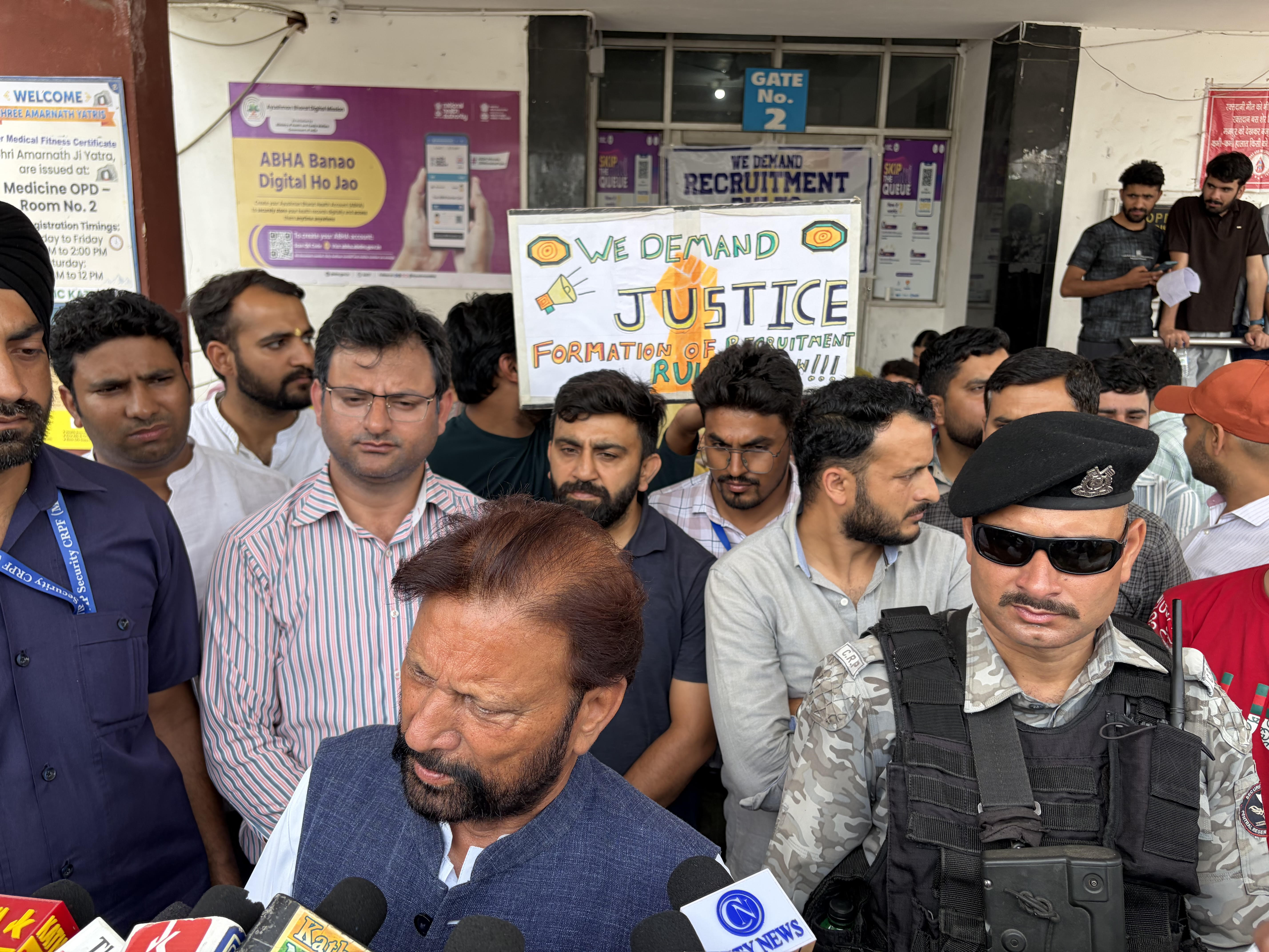 Chaudhary Lal Singh takes a dig at the government and supports the striking GMC Kathua