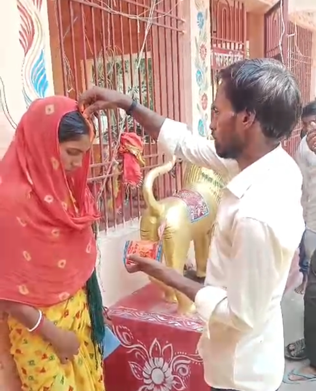 मढ़ौरा में चार बच्चों की मां ने पति की सहमति से प्रेमी संग रचाई शादी