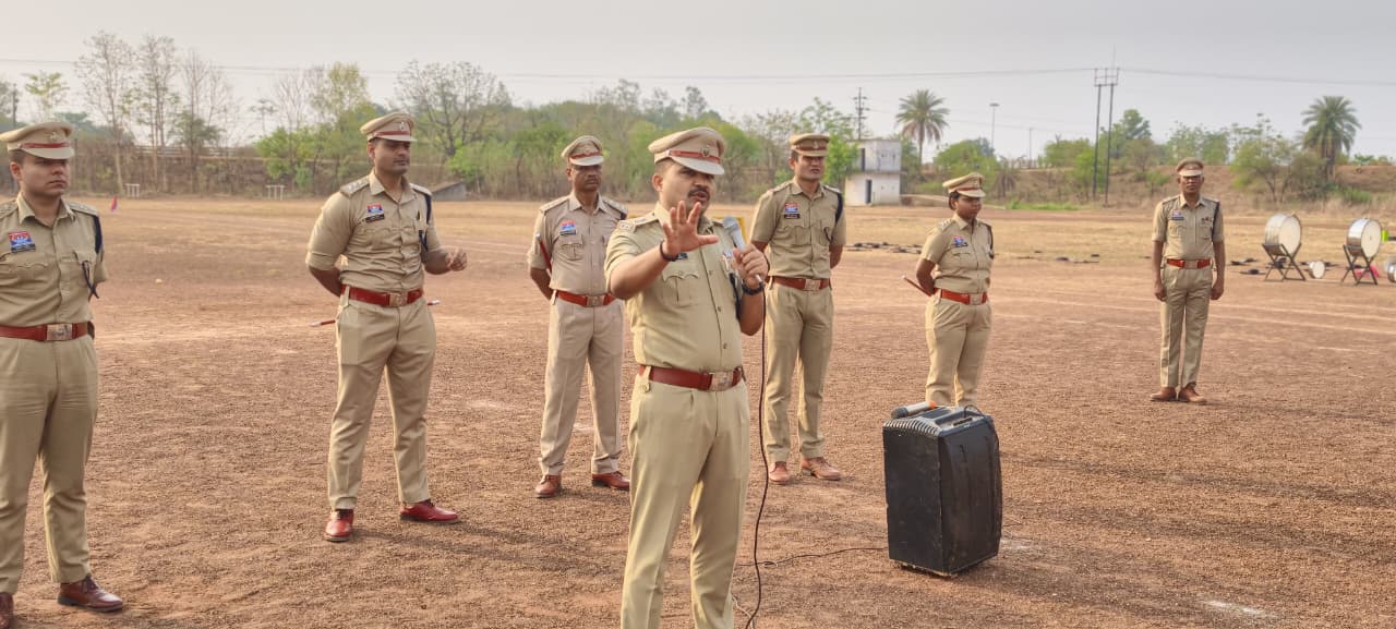 कर्मचारियों को संबोधित करते हुए एसपी।