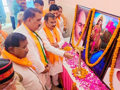 दीप प्रज्ज्वलन करते दिलीप सिंह पटेल