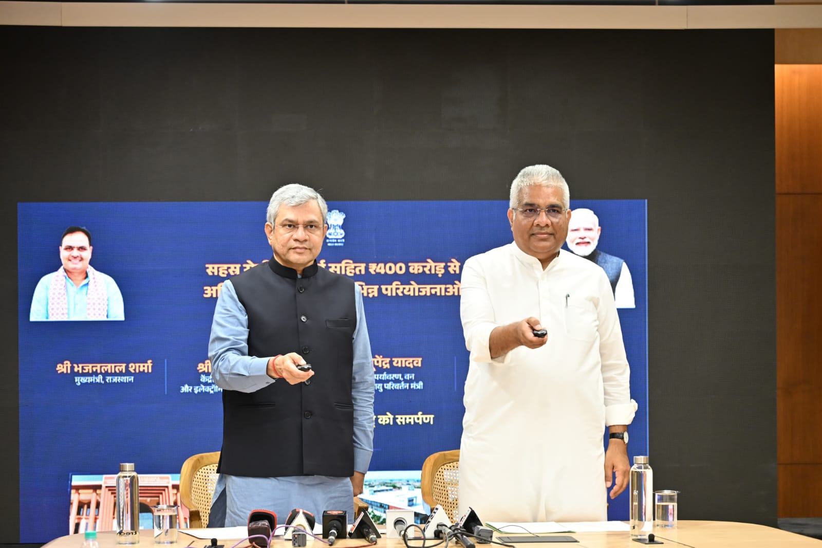 अलवर. शिलान्यास करते केंद्रीय मंत्री।