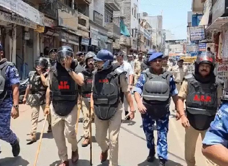 धार की सुरक्षा में तैनात जवान