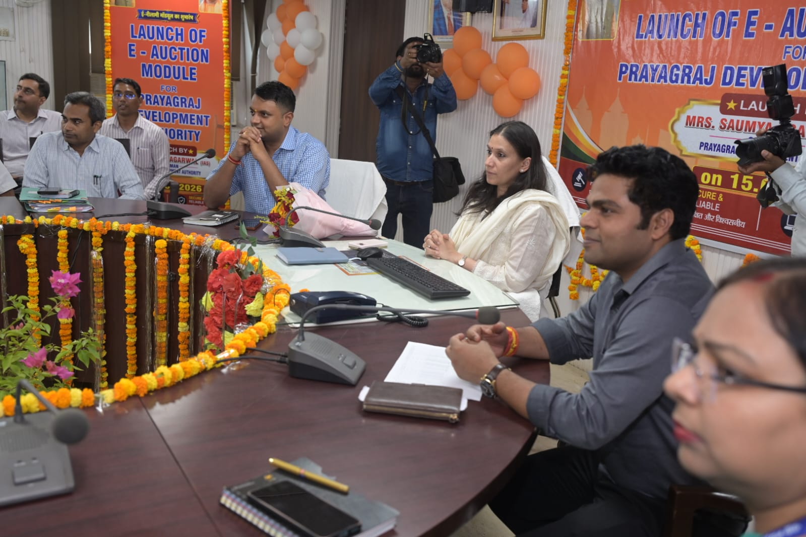 प्रयागराज विकास प्राधिकरण के सभागार में मंडलायुक्त सौम्या अग्रवाल एवं अन्य प्रशासनिक अधिकारी