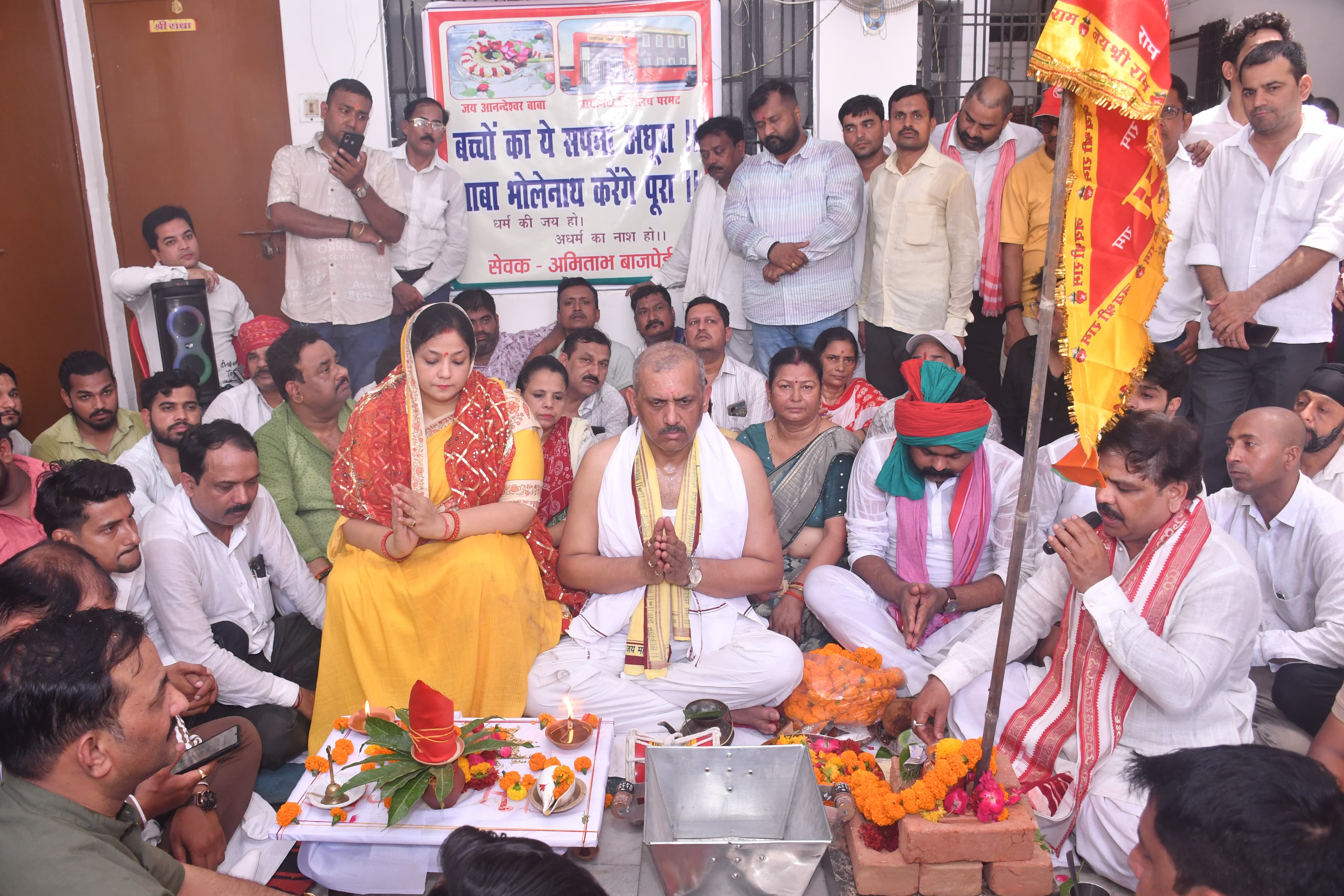 पूजन के दौरान विधायक अमिताभ बाजपेई अपनी पत्नी वंदना वाजपेई व समर्थकों के साथ