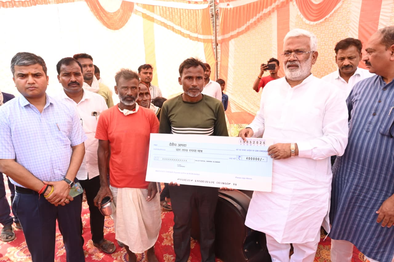 पीड़ित परिवार से मिलते हुए उत्तर प्रदेश सरकार के कैबिनेट मंत्री स्वतंत्रत देव सिंह