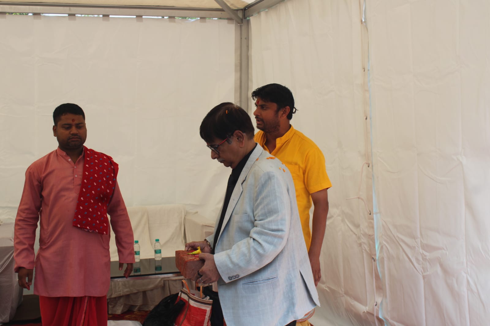 शिलान्यास करते जज
