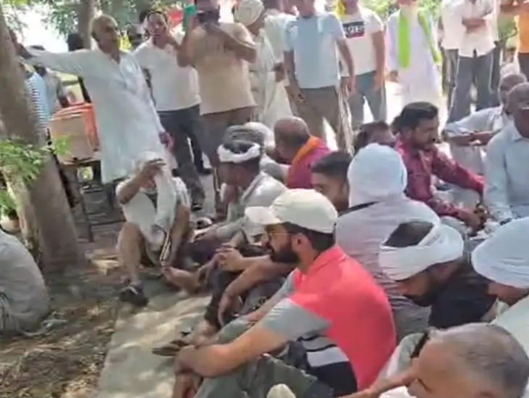 गांव खुराना में बिजली किल्लत के विरोध में रोष प्रकट करते ग्रामीण