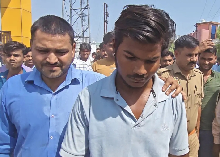 टावर से उतरा युवक
