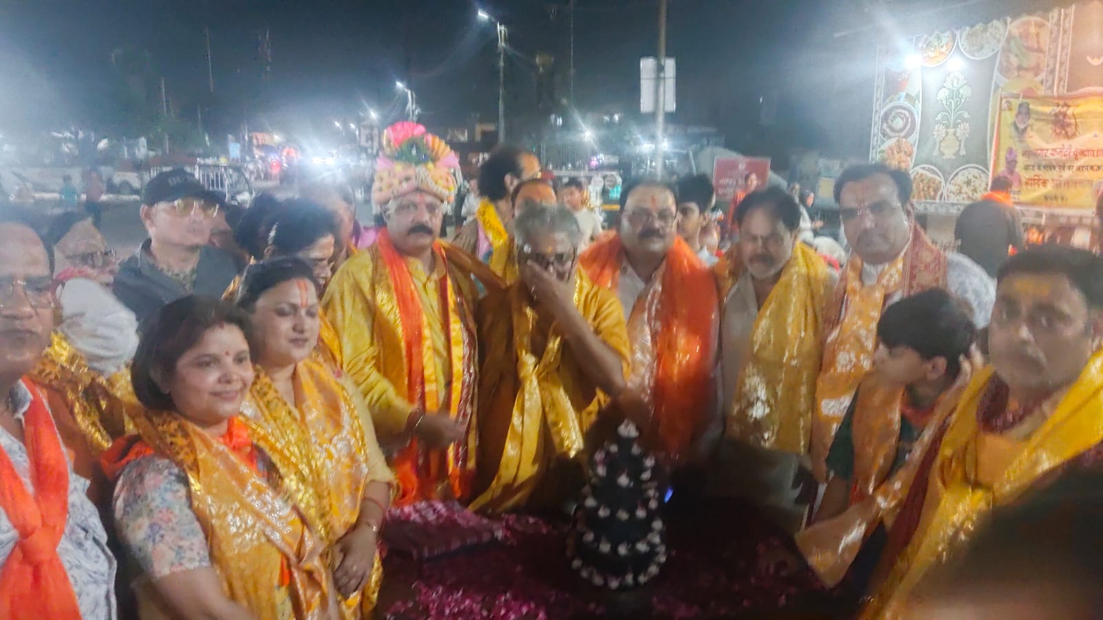 शोभायात्रा में भगवान परशुराम शोभायात्रा समिति मथुरा के राष्ट्रीय अध्यक्ष पंडित रामगोपाल शर्मा एवं श्री वामन भगवान महोत्सव समिति के संस्थापक श्याम शर्मा