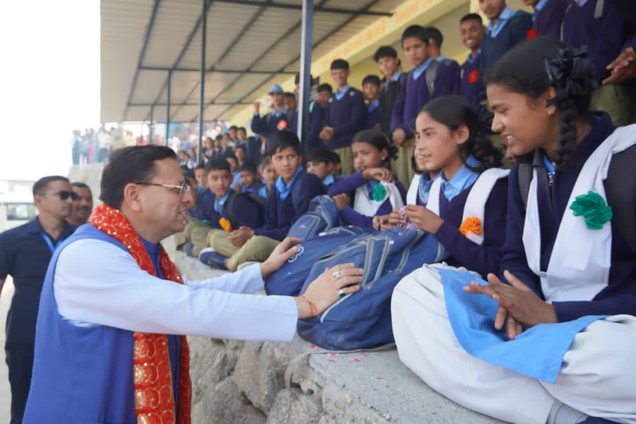 छात्र-छात्राओं से मिलते मुख्यमंत्री पुष्कर सिंह धामी