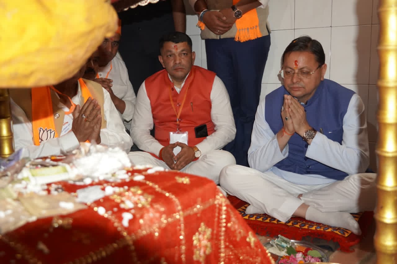 देवीपुर मंदिर में पूजा अर्चना करते मुख्यमंत्री पुष्कर सिंह धामी