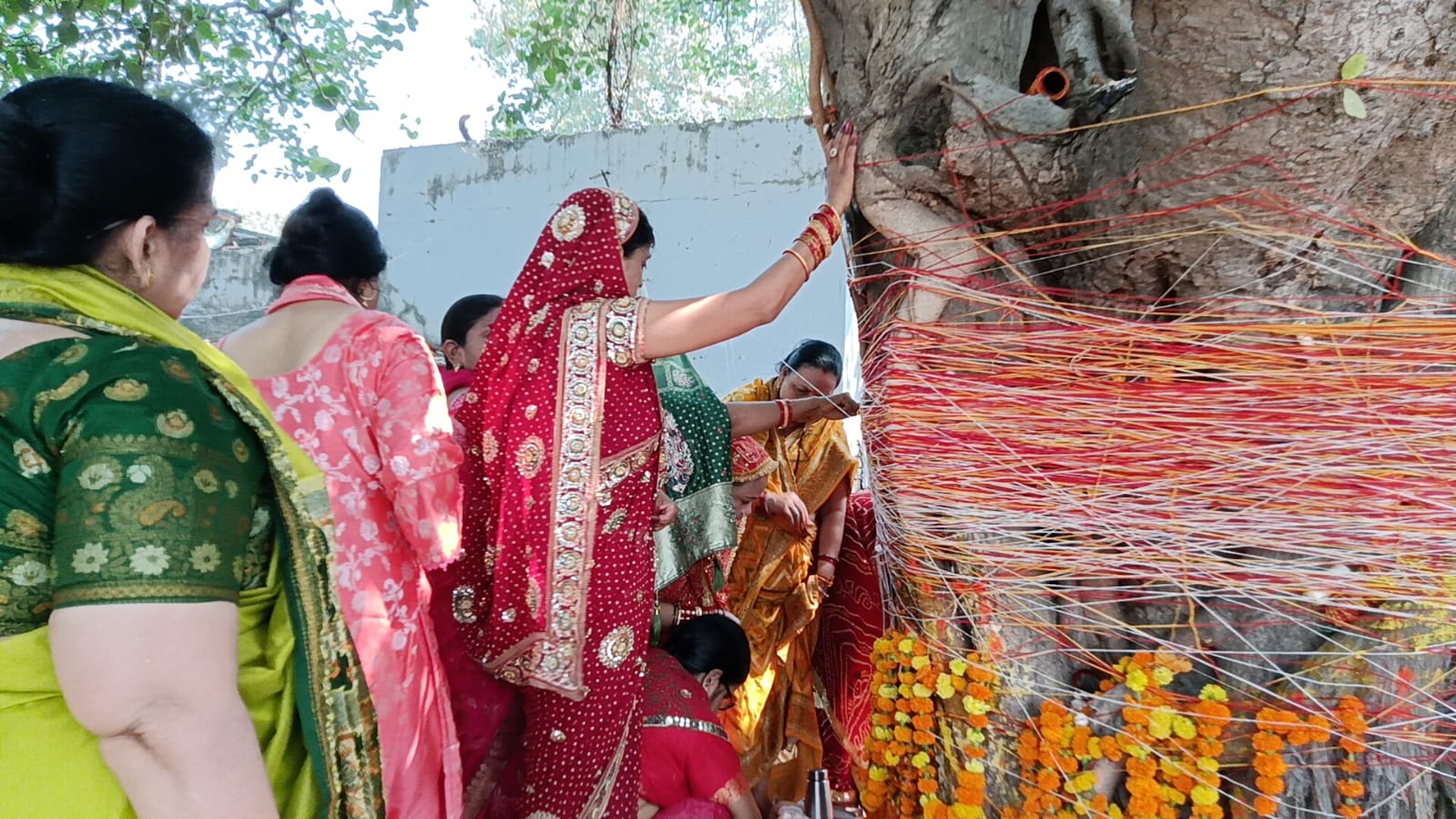 पूजा करती महिलाए