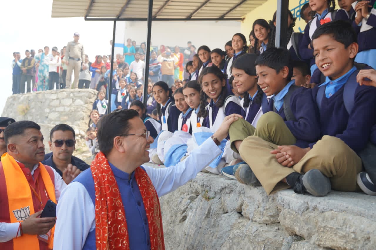 छात्र-छात्राओं से मिलते मुख्यमंत्री पुष्कर सिंह धामी