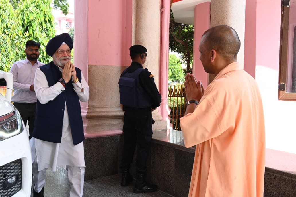 केंद्रीय पेट्रोलियम मंत्री ने किया गुरु गोरखनाथ का दर्शन-पूजन*