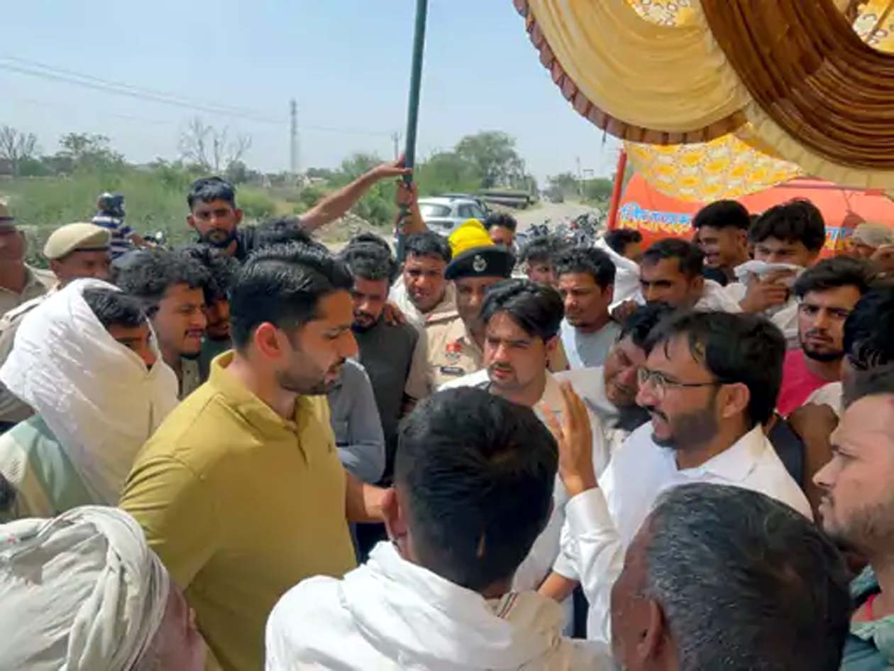 ग्रामीणों से बात करते जेई विक्रम।