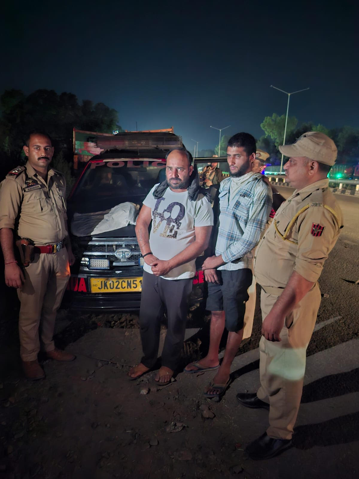 2 smugglers arrested with Bhukki, truck seized