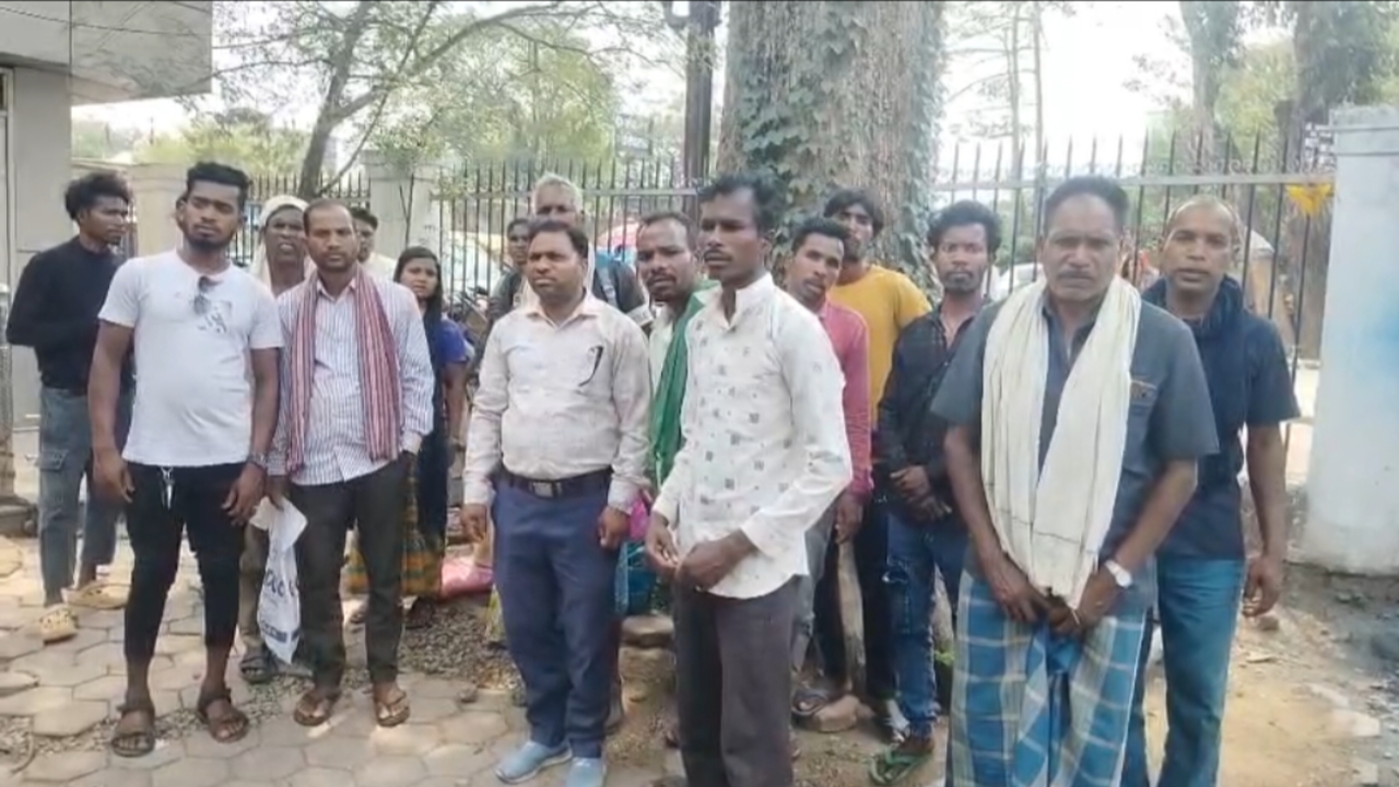 अस्पताल पहुंचे ग्रामवासी