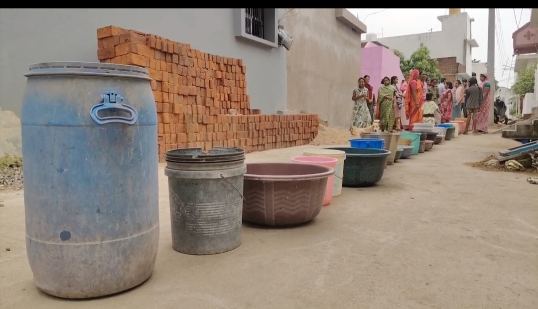 टैंकर से पानी लेने के लिए लोगों ने इस तरह से प्लास्टिक टंकी व अन्य बर्तनों को कतार में रखा है।