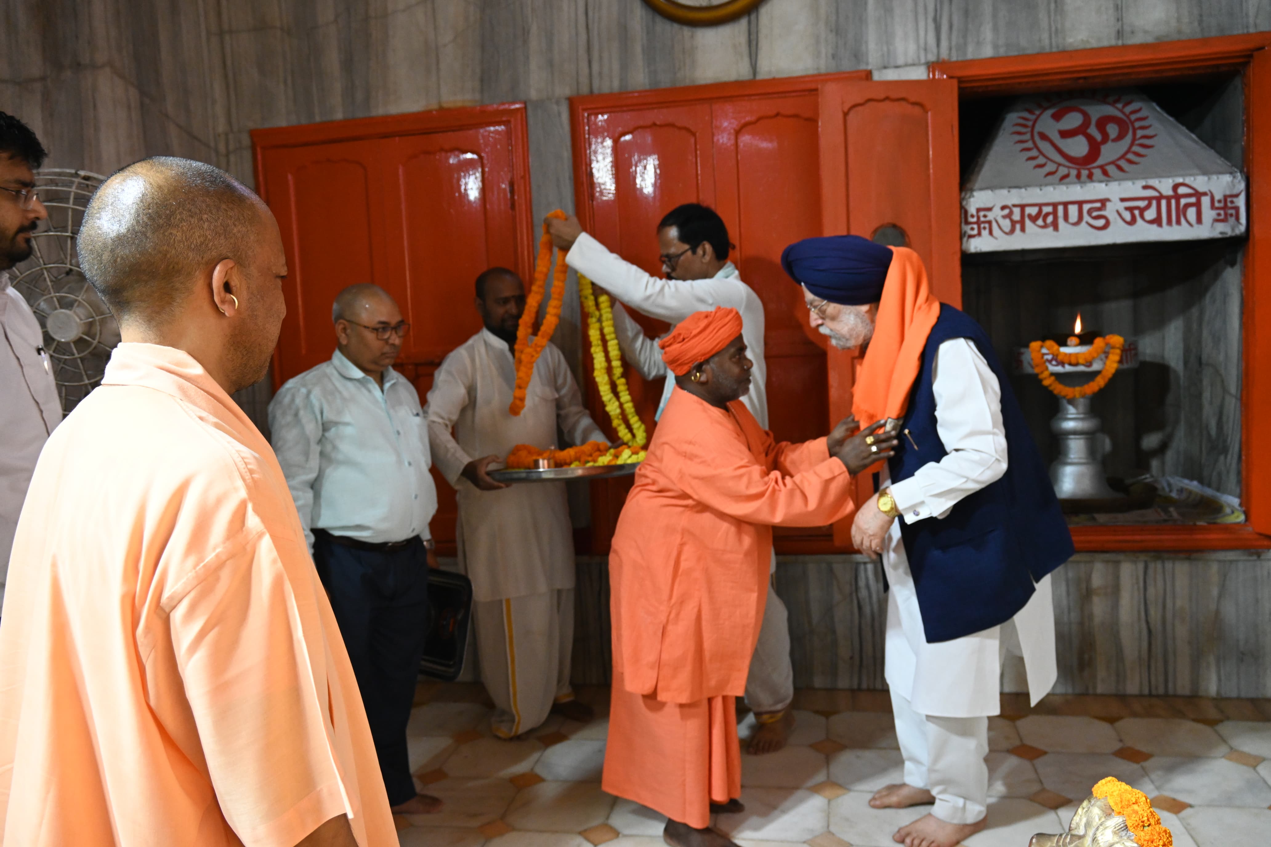 केंद्रीय पेट्रोलियम मंत्री ने किया गुरु गोरखनाथ का दर्शन-पूजन*