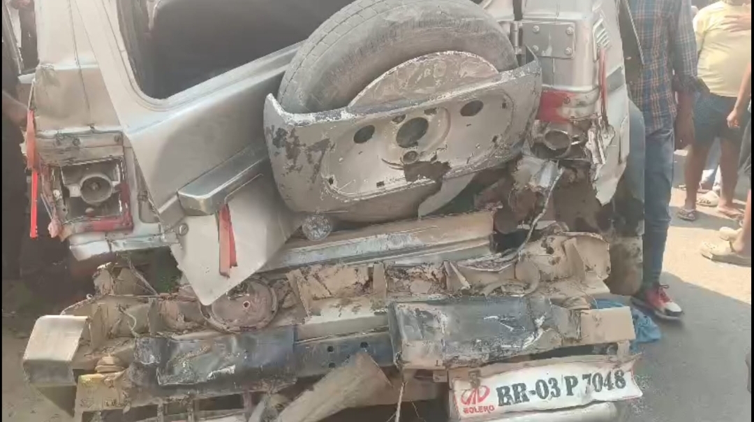 छपरा में भीषण सड़क हादसा ट्रक ने बोलेरो को मारी टक्कर