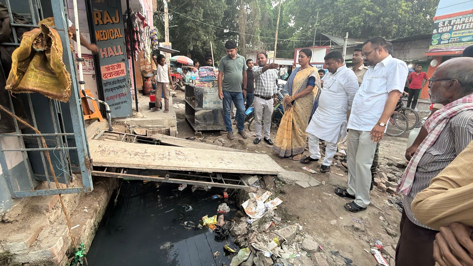 विधायक ने अधिकारियों को लगाई फटकार