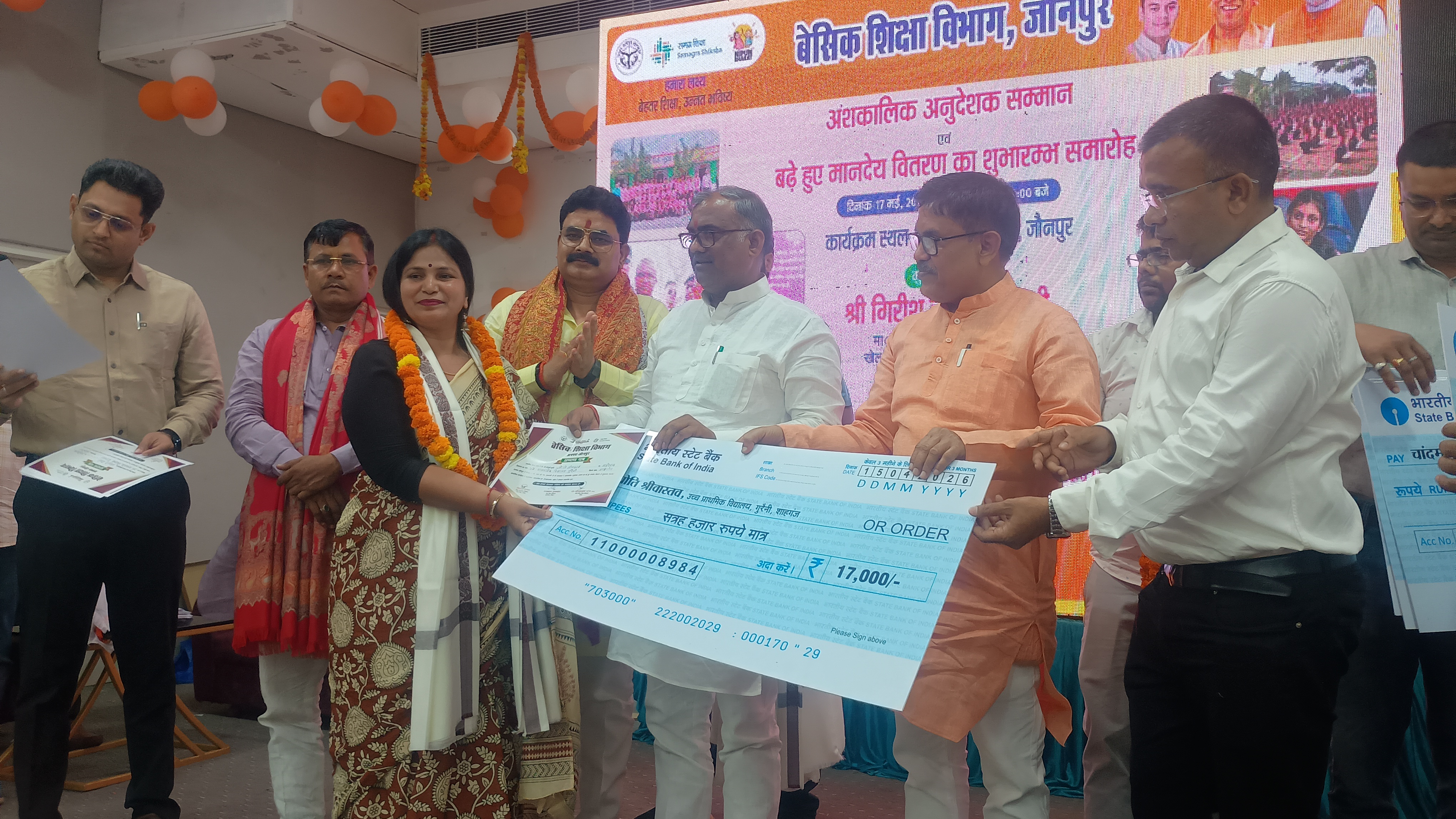 अनुदेशों को चेक देते हुए राज्य मंत्री गिरीश चंद्र यादव