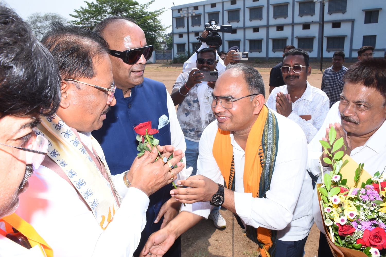 हेलीपैड पर स्वागत करते हुए कार्यकर्ता और जनप्रतिनिधि।
