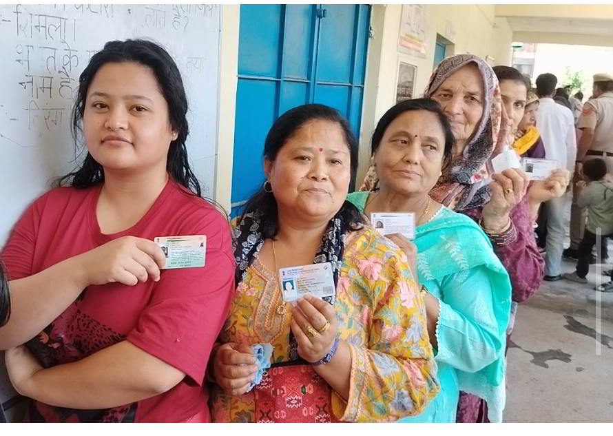 मतदान के दौरान मतदाता।