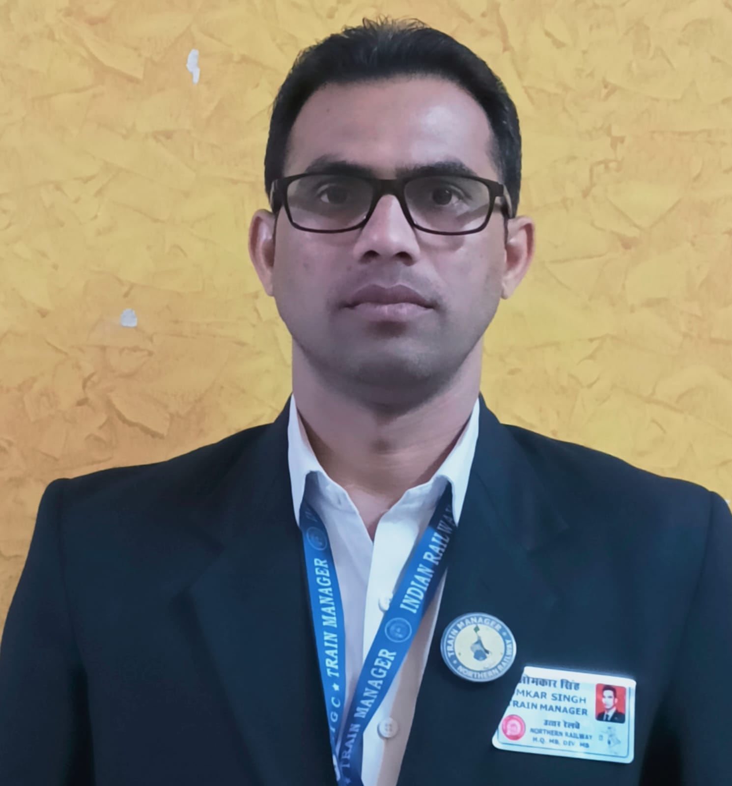 चलती ट्रेन में पैर फिसलने के कारण घिसटने वाली छात्रा की जान बचाने वाला इस ट्रेन मैनेजर।