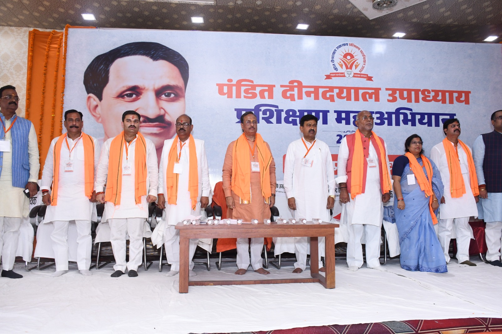 मंच पर मौजूद डॉ दिनेश शर्मा, अजय मिश्रा टैनी व अरविंद गुप्ता मंच पर मौजूद डॉ दिनेश शर्मा, अजय मिश्रा टैनी व अरविंद गुप्ता
