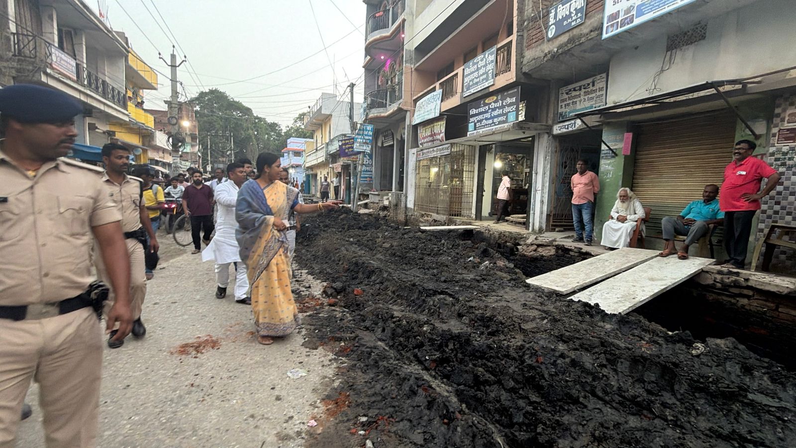 विधायक ने अधिकारियों को लगाई फटकार