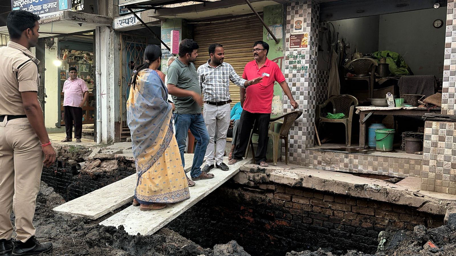 विधायक ने अधिकारियों को लगाई फटकार