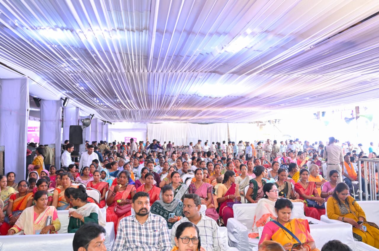 कार्यक्रम में उपस्थित नागरिक।