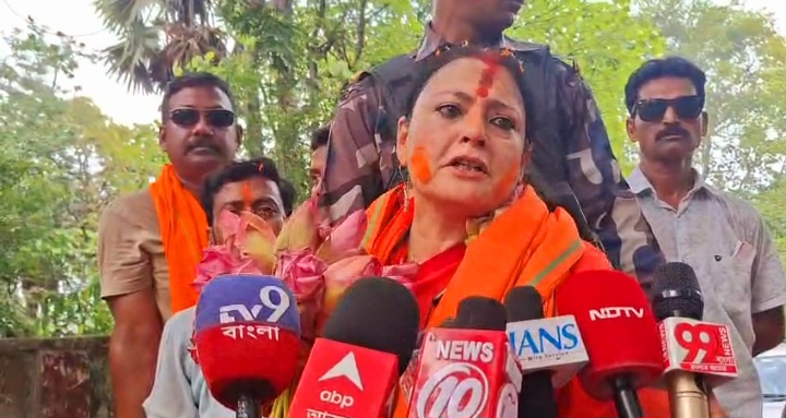 पत्रकारों से बात करती अग्निमित्र पाल