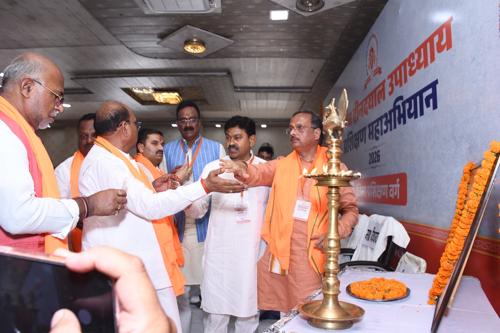 दीप प्रज्वलन करते डॉक्टर दिनेश शर्मा वह पूर्व सांसद अजय मिश्रा टैनी साथ अन्य दीप प्रज्वलन करते डॉक्टर दिनेश शर्मा वह पूर्व सांसद अजय मिश्रा टैनी साथ अन्य