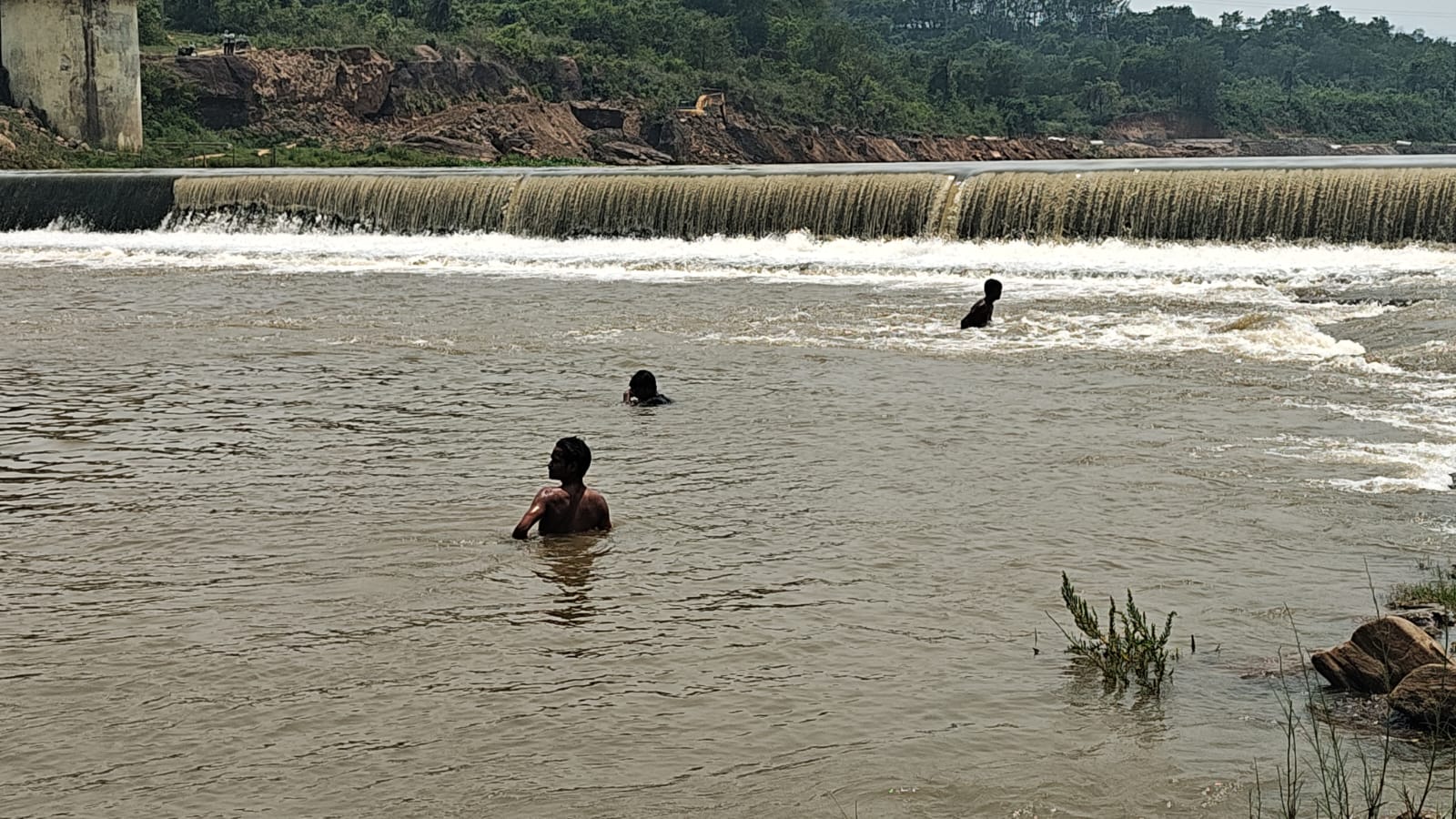रेस्क्यू अभियान चलाते गोताखोर